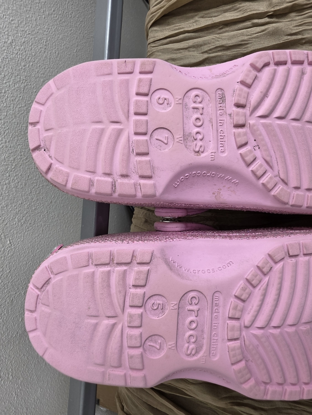 Crocs Mean Girls Pink Glitter Classic Clogs Women’s 7 Men’s 5 - Picture 14 of 16